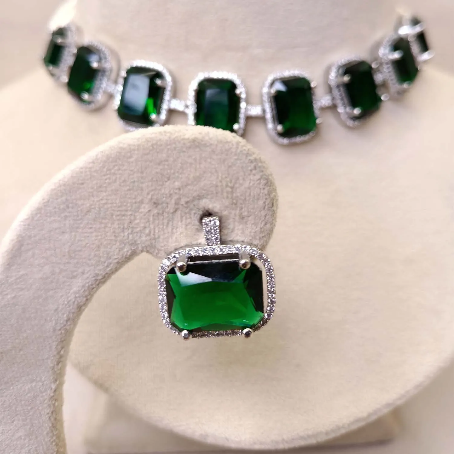 Ruqayyah Green Emerald Diamond Necklace Set