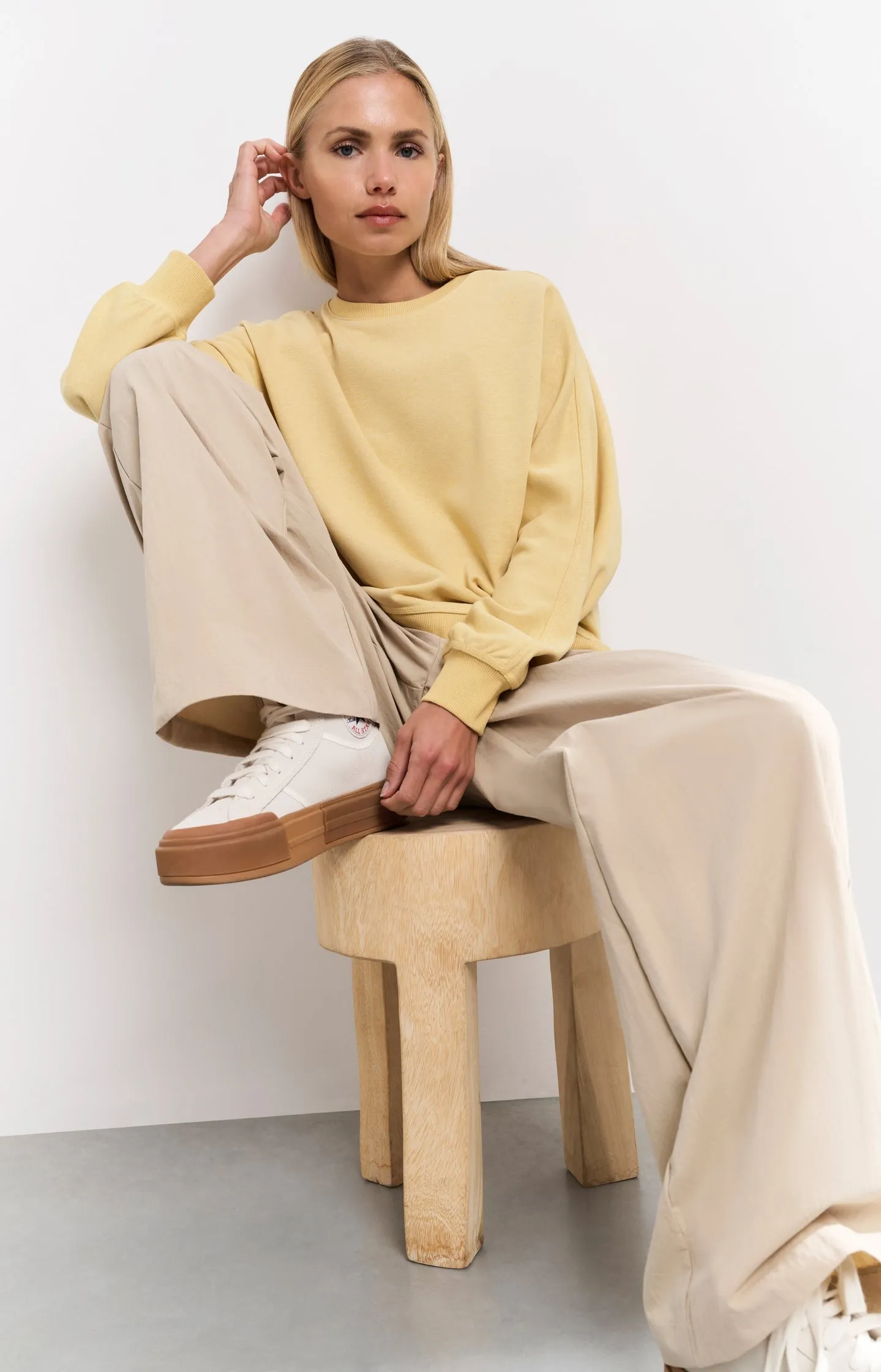 Sweatshirt with small slit and loose fit